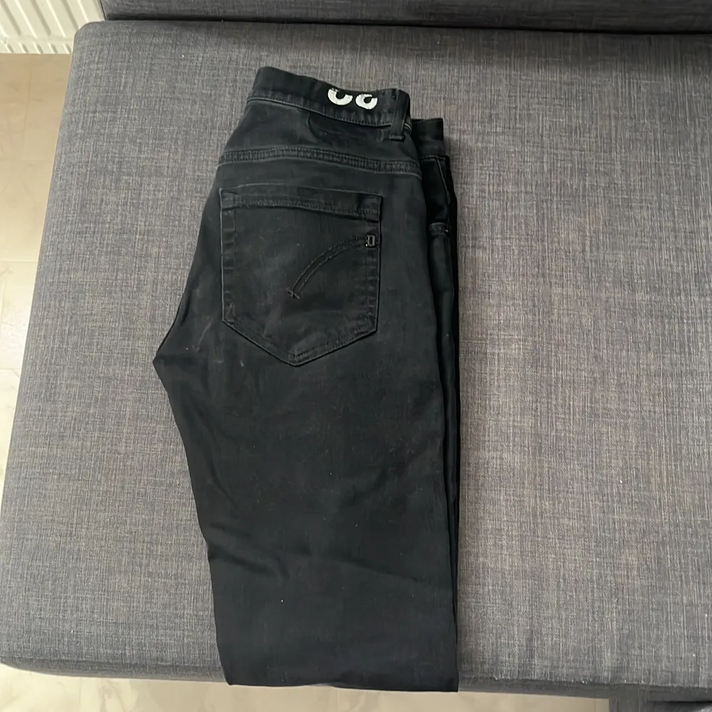 Knappt använda svarta Dondup jeans!. Jeans & Byxor.