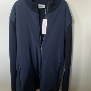 John Henric hybrid jacka - Jag säljer denna helt nya  hybrid jacka med lapparna kvar från John Henric. 