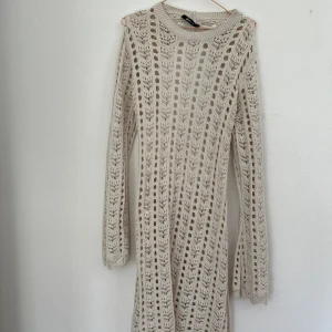 Stickad klänning Strandklänning  - Stickad strandklänning från Gina som slutat säljas nyskick och använd 1 gång, nypris 900kr