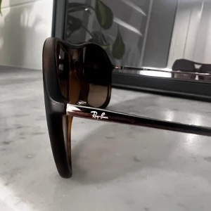 Rayban - Säljer ett par feta Rayban men som inte är i så bra skick men inget som syns när dom sitter på.