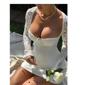 Klänning - En helt ny spets klänning som aldrig är använd, säljer pga fel storlek! Otroligt fin till studenten eller andra tillfällen🌸🌸 klänningen är i strl M, men passar även XS/S då den är mindre i storleken.