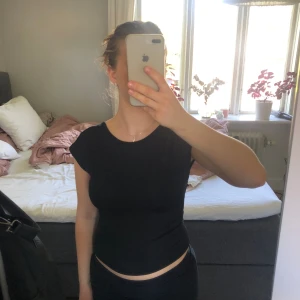 Svart topp öppen rygg - Svart topp från shein med öppen rygg. Aldrig använd💗