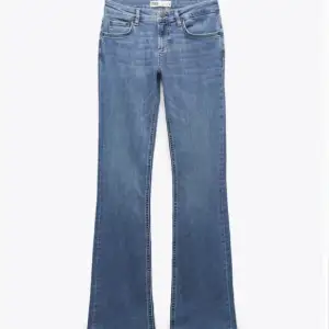 Säljer dessa super fina Lågmidjade jeans från zara då jag inte längre använder. De har inga defekter och är i nyskick de är i storlek 32 men de är Stretchiga så det passar 34 💕det går jätte bra att trycka på köp nu 💕