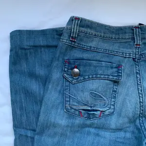 Snygga lågmidjade jeans med coola fickor💗 midjemått tvärs över:38cm  Innerbenslängd: 77cm 💕