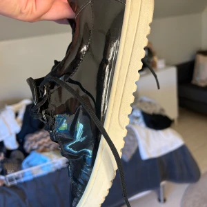 Glansiga skor - Tror de skulle vara SÅ SNYGGA med typ ett rosa skosnöre!!  Står 39 i de, men jag skulle säga att de är 37/38