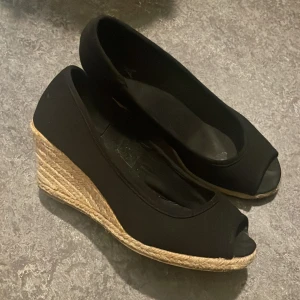 Kilklackar - Skick enligt bilderna, lite smutsiga men inga större defekter bortsett från det. Perfekta nu inför sommaren💘