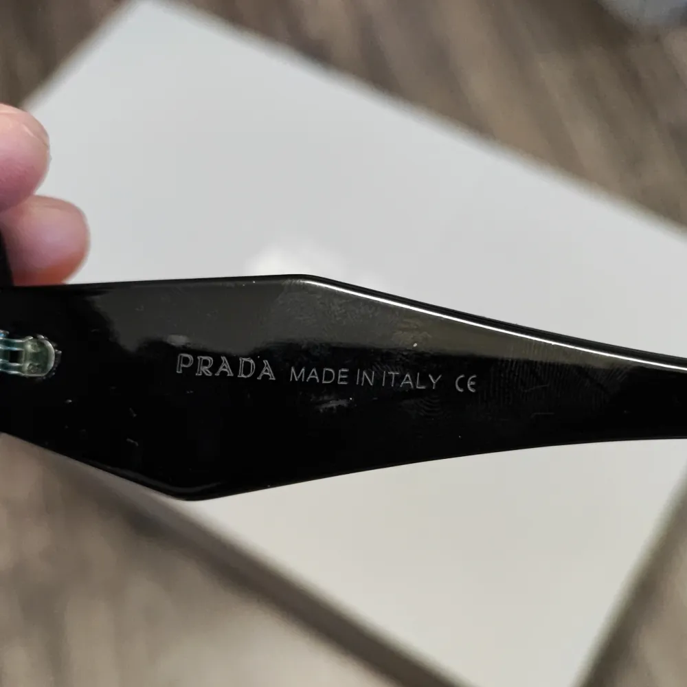 Helt nya Prada solglasögon lite repor på bågen men inget som stör.. Accessoarer.