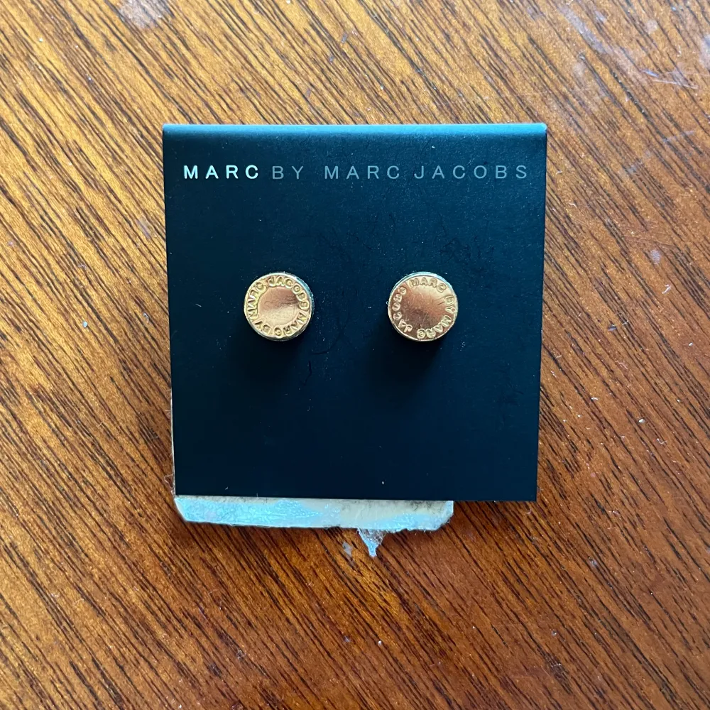Säljer dessa superfina guldfärgade örhängen från Marc Jacobs då jag inte använder dem längre. Bara att skicka om du undrar något!. Accessoarer.