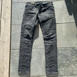 Säljer nu dessa svarta dondup George jeans i bra skick, skriv för fler bilder/frågor🙌🏼