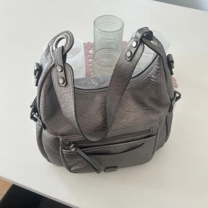 Väska - Helt oanvänd väska som är köpt i Frankrike för några månader sedan. Extremt snygg och praktisk med många olika fack. Köpt för 1000 kr.