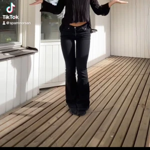 Svarta bootcut jeans - Säljer mina svarta bootcut jeans ifrån Gina, inget fel annat än att dom är en aning uttvättade, skriv för bild!