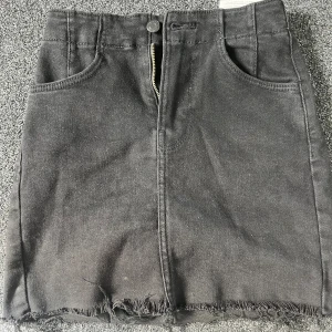 Jeans kjol, bershka - Bra skick inte så använd den är i ett lite mjukare jeans material vilket gör den väldigt bekväm!💕