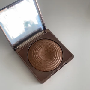 Caia glow bronzer - Säljer billigt för har använt den några gånger men inte min typ av bronzer. Köparen betalar frakten 
