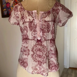 Odd Molly blus - Söt rosavit kortärmad blus från Odd Molly i stl1 (xs). 150kr eller högstbjudande.