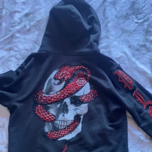 philipp plein hoodie - philipp plein zip hoodie köpt från miinto för 3700kr, skick 8/10 Storlek S