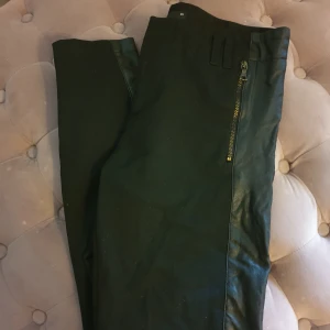 Snygga chinos med läder detaljer - Helt nya från gina, storlek 34  Stängs med dragkedja i sidan.  Hur snygga som helst💗 men tyvärr för små för mig.