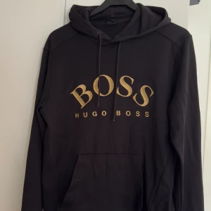 Hugo boss tröja  - Hugo boss tröja i storlek M, jag har S och den passsr mig perfekt 