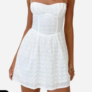 Klänning  - Säljer denna fina klänning, köpte för att ha på studenten men för kort för min smak och för liten , skulle säga att den kan passa en 34 också annars väldig vacker 