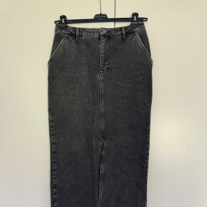 Jeanskjol nakd - Säljer denna jeanskjol från nakd då den inte kommer till användning. Använd endast en gång 🥰