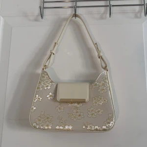 Anna Field väska  - Säljer denna Anna Field väskan. Köpt för några månader sen sen men är helt oanvändt. Skriv vid frågor. Pris kan diskuteras.