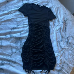 Tajt refflad klänning  - Säljer nu denna snygga tajta klänningen från H&M då den tyvärr inte kommer till användning, den är i nyskick!! 💘💘