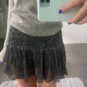 Kjol från zara - Superfin kjol från zara. Nästan helt oanvänd. Skulle säga att den passar någon som har storlek L