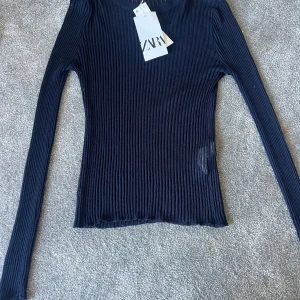 Mörkblå genomskinlig topp från zara - Snygg långärmad mörkblå lite genomskinlig topp från zara! Prislappen fortfarande på! Priset går att förhandla