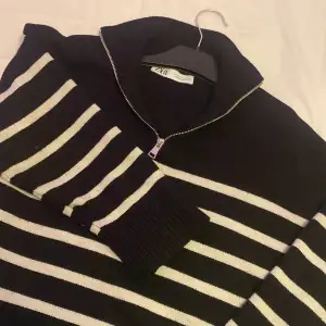 En svart vit tjock tröja från zara snygg och gosig
