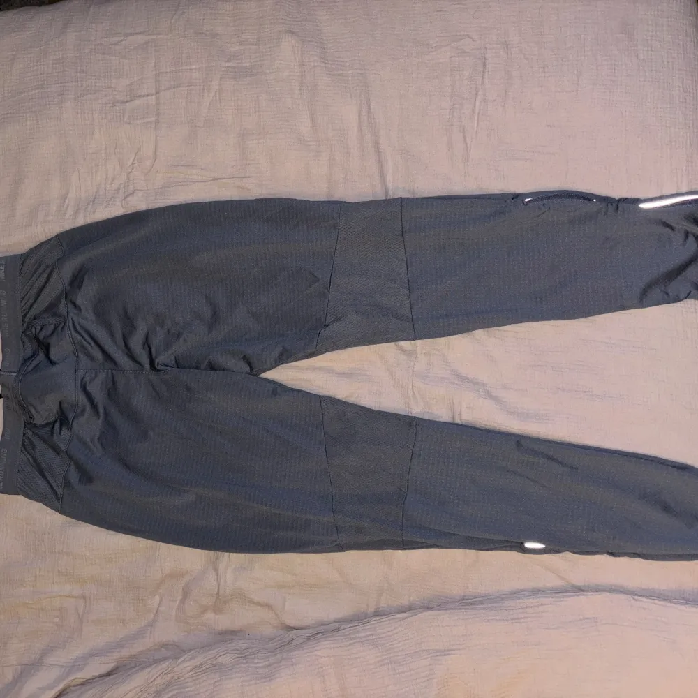 Luftigt material och jättesköna. Tror att det är för herrar egentligen men jag har använt dom.. Jeans & Byxor.