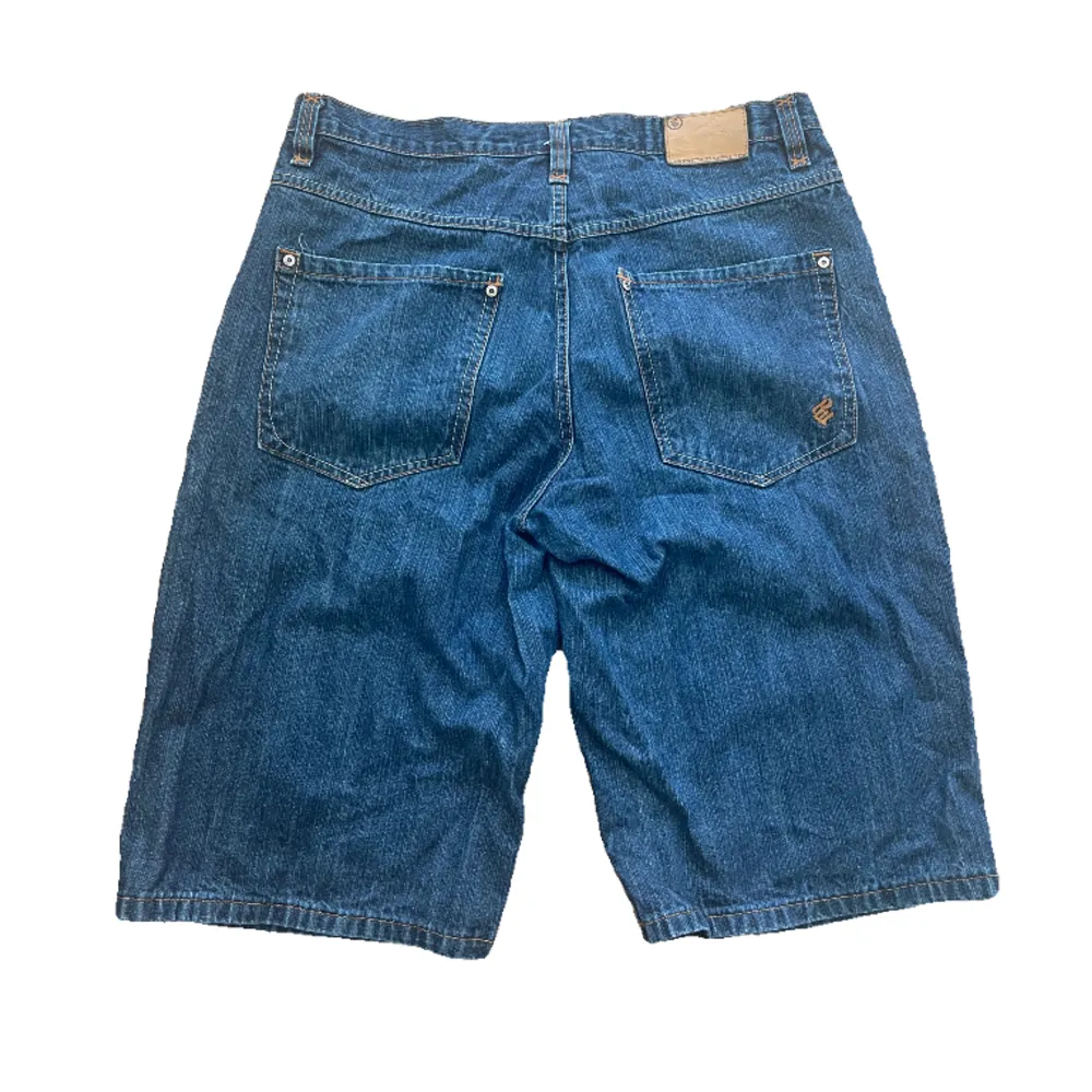 Jorts boast a measurement of 44x65 dark blue Crafted by Roca Wear they embody both comfort and fashion. Shorts.