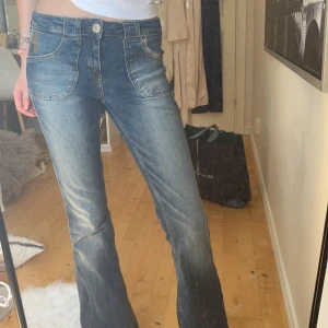Lågmidjade jeans URB - Hej säljer domma låg midjade jeans från Urban outfiters med cola sömmar på back fickorna. Använda fåtal gånger inga defekter. Köpta julas. Skriv om frågor bilder mm