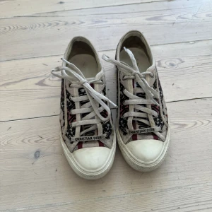 Dior Walk’N’Dior Sneakers - Ca 3 år gamla, använda men i ett gott skick, går avsolut att tvätta upp dem