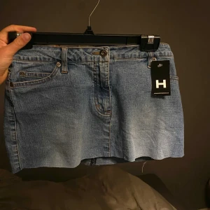 Lågmidjad kjol  - Lågmidjad jeans kjol som jag köpte precis på humana utan att prova. Tyvärr passa de inte..🌸