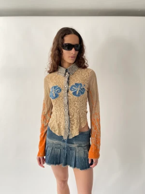 Spets skjorta - Jättesöt spets skjorta med blommor på.   Fraktar från paris, köparen står för frakten 💕