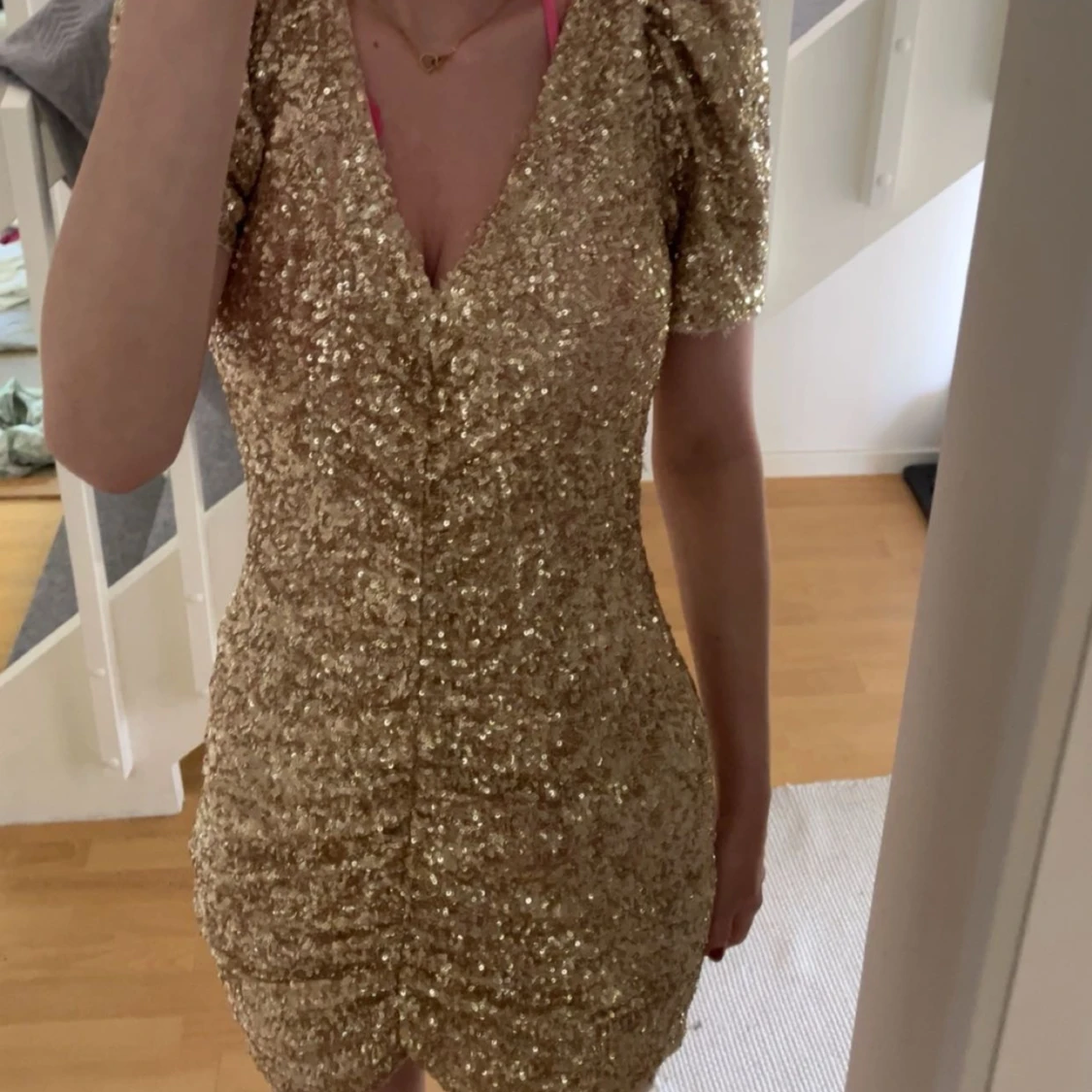 guld glitter klänning