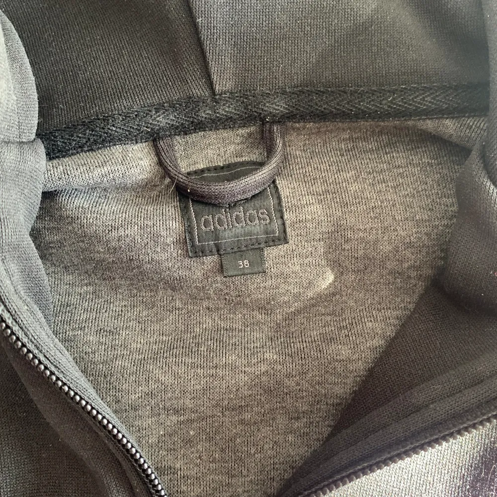 super fin adidas zip up hoodie. den är lite beskuren så den sitter bra 💕. Hoodies.