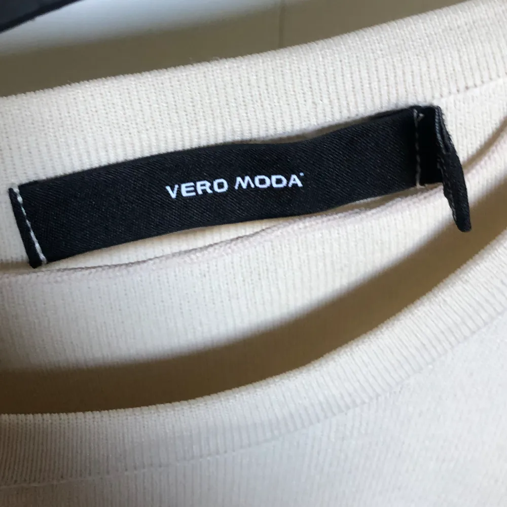 En topp från Vero Moda som tyvärr inte kommer till användning❤️ Storlek XS. T-shirts.