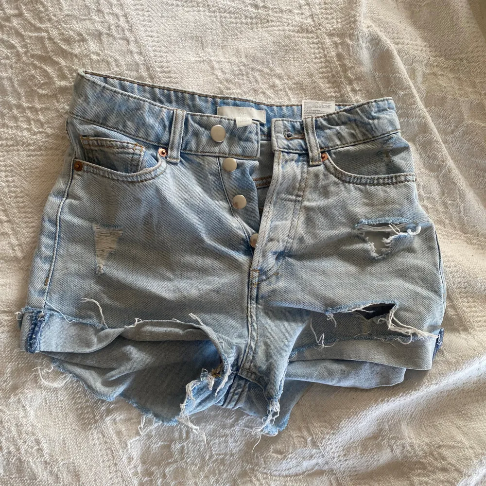 Sjukt snygga jeansshorts från hm i en ljusblå färg! Storlek 32.  Säljer pga för små tyvärr 💙. Shorts.