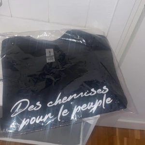 T-shirt Deschemises Pour le peuple - Tja, säljer den här riktigt goa tishan med texten ”Des Chemises Pour le peuple” på. Kom pm vid intresse eller frågor, men använd gärna köp nu också! (T-shirten är helt ny) finns storlek S-L!