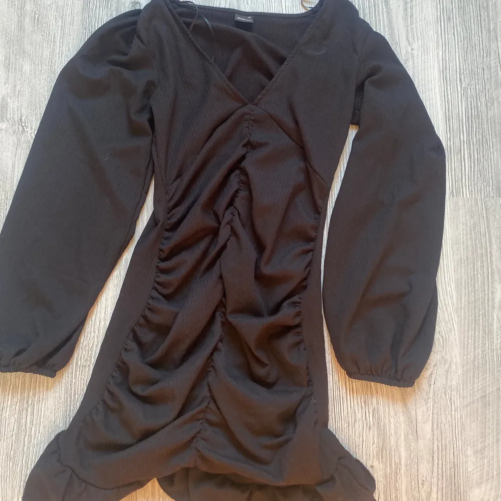 En svart långärmad klänning ifrån Gina tricot. Endast använd 1 gång då det var min nyårsklänning. Storlek XS. Priset kan diskuteras. Köp gärna via köp nu. Klänningar.