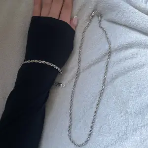Säljer en kedja med matchande halsband då de inte kommer till användning💕 aldrig används💕 (hjälper en kompis)