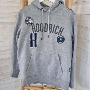 Hoodrich hoodie - Grå hoodie från Hoodrich. Fint skick, hel och ren men har använts en del så tyget har blivit smånoppigt.