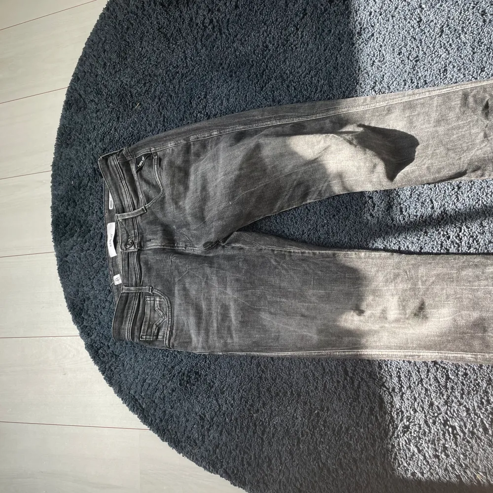 Replay Anbass jeans i storlek 30/32 nyskick nypris: 1200kr. Jeans & Byxor.