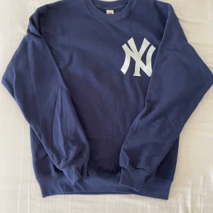 NY sweatshirt  - Aldrig använd, fick två stycken när jag beställde en så tänkte att jag kan sölja den andra:) Jätte bra material och supersnygg!!!