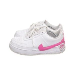 Nike air force 1 - Jättefina Nike air force 1 som jag inte använder så mycket dom är jättefina och fint skick🩷🩷🩷🩷 
