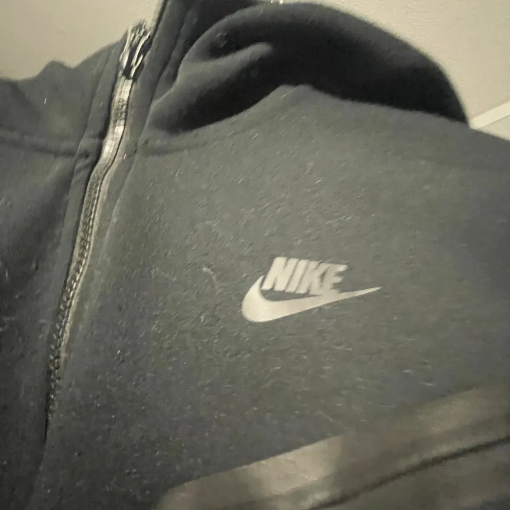 Jag säljer en svart Nike tech fleece top. Den är använd med i toppen skick. Skriv för mer frågor size M. Hoodies.