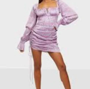 Adooreklänning - Adooreklänning i storlek 34. Helt oanvänd, säljer då den tyvärr inte har kommit till användning. Finns i Malmö kan skickas. 600kr 