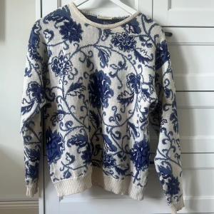 Stickad tröja  - Superfin stickad tröja i ett blommigt mönster. Endast änvänd ett fåtal gånger. 