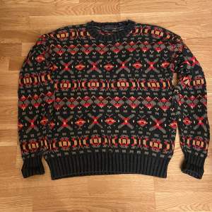 Grandpa sweater som är stickad. Använd fåtal gånger och är bra skick. Köpt för 500kr på Beyond Retro. Sitter väldigt oversize.