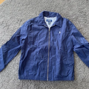 Ralph lauren jacka/overshirt med zip - Säljer denna ralph lauren overshirt/ jacka med zip som blivit för liten. Finns inga defekter. Köpt för ca 2000 men säljer för 150.